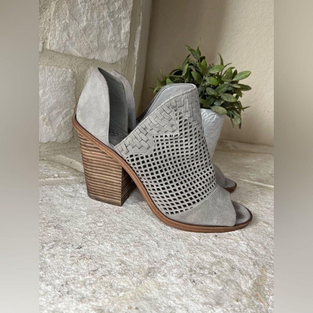 Vince Camuto Fritzey grey suede laser woven accent open toe booties sz 10